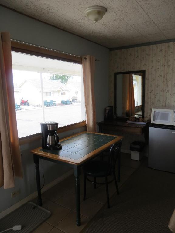 Fort Motel Fort Macleod Room photo